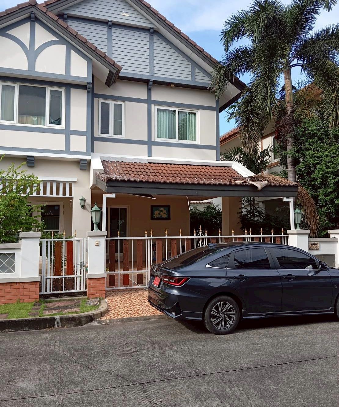 บ้านเดี่ยวในหมู่บ้านวรารมย์ พหลโยธิน-สายไหม มองจากถนนในโครงการ